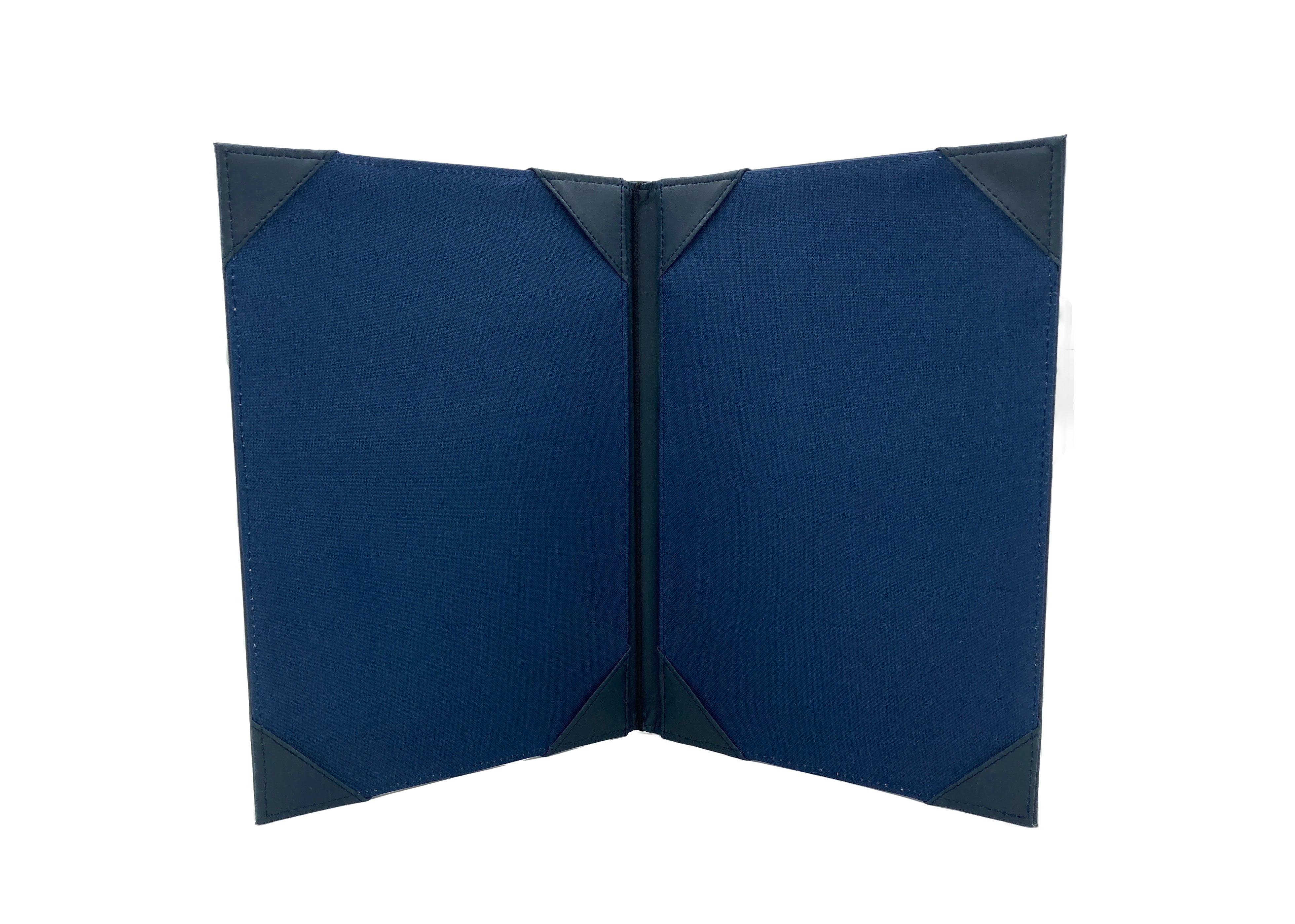 Porta Menú Oficio en curpiel con interior de tela poliéster, ideal para restaurantes, cafeterías, hoteles y bares. Tamaño adecuado para hojas oficio, con diseño acolchonado y resorte central. color azul. Personalización posible con grabado en seco, hot stamping, grabado láser y serigrafía.