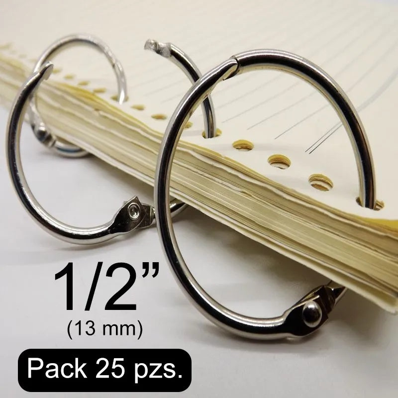 Pack de 25 argollas abatibles articuladas metálicas con bisagra de perno remachado en acabado niquelado (plateado). Medida de 13 mm de diámetro interior, ideal para carpetas, agendas, menús, publicaciones impresas, carteles colgantes y gráficos. Capacidad para almacenar 110 hojas.