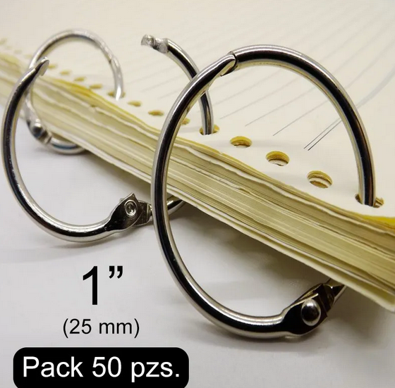 Paquete de 50 argollas abatibles articuladas metálicas con bisagra de perno remachado en acabado niquelado (plateado). Medida de 25 mm de diámetro interior, ideal para carpetas, agendas, menús, publicaciones impresas, carteles colgantes y gráficos. Capacidad para almacenar 200 hojas.