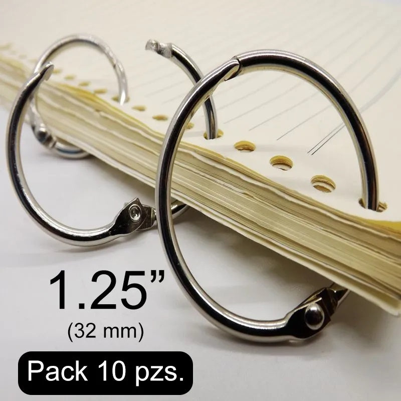 Pack 10 piezas de argollas abatibles articuladas metálicas con bisagra de perno remachado en acabado niquelado (plateado). Medida de 32 mm de diámetro interior, ideal para carpetas, agendas, menús, publicaciones impresas, carteles colgantes y gráficos. Capacidad para almacenar 260 hojas.