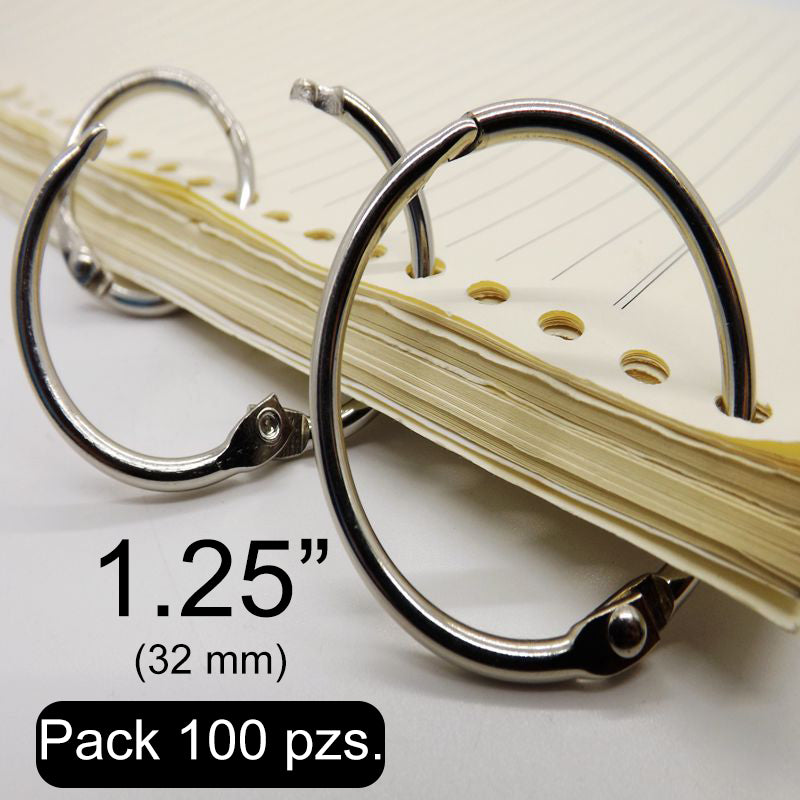 Paquete de 100 argollas abatibles articuladas metálicas con bisagra de perno remachado en acabado niquelado (plateado). Medida de 32 mm de diámetro interior, ideal para carpetas, agendas, menús, publicaciones impresas, carteles colgantes y gráficos. Capacidad para almacenar 260 hojas.