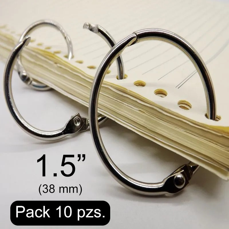 Pack de 10 argollas abatibles articuladas metálicas con bisagra de perno remachado en acabado niquelado (plateado). Medida de 38 mm de diámetro interior, ideal para carpetas, agendas, menús, publicaciones impresas, carteles colgantes y gráficos. Capacidad para almacenar 325 hojas.