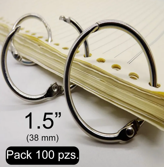 Paquete de 100 argollas abatibles articuladas metálicas con bisagra de perno remachado en acabado niquelado (plateado). Medida de 38 mm de diámetro interior, ideal para carpetas, agendas, menús, publicaciones impresas, carteles colgantes y gráficos. Capacidad para almacenar 325 hojas.