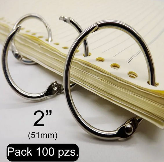 Paquete de 100 argollas abatibles articuladas metálicas con bisagra de perno remachado en acabado niquelado (plateado). Medida de 51 mm de diámetro interior, ideal para carpetas, agendas, menús, publicaciones impresas, carteles colgantes y gráficos. Capacidad para almacenar 420 hojas.