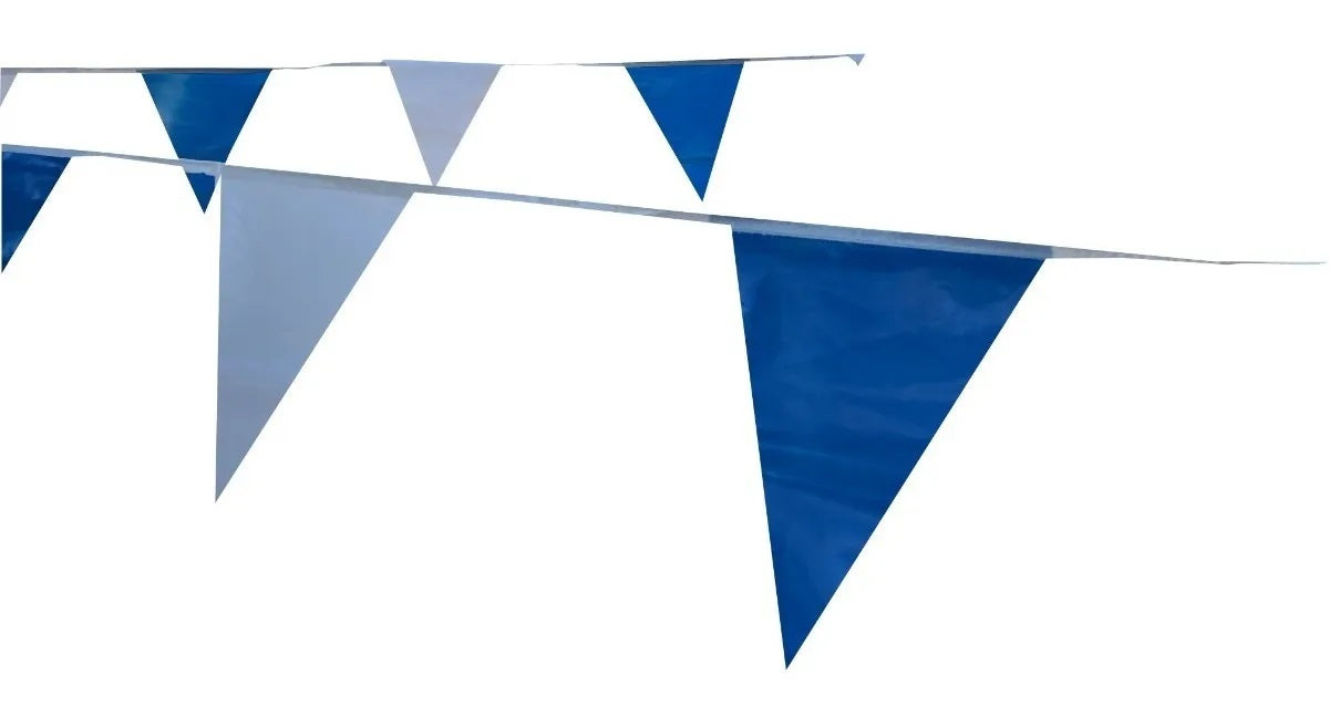 Tira de banderines triangulares en colores azul rey y blanco, con guía de rafia blanca. Ideal para decorar fiestas, eventos temáticos, exposiciones, tiendas, y más. Largo total de 50 metros y 84 banderines.