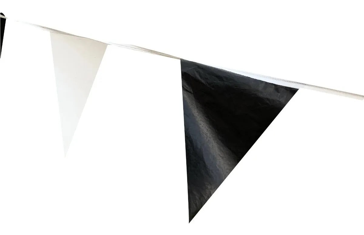 Tira de banderines triangulares intercalados en colores negro y blanco de plástico con guía de rafia forrada, perfecta para decorar eventos, fiestas temáticas y espacios exteriores.