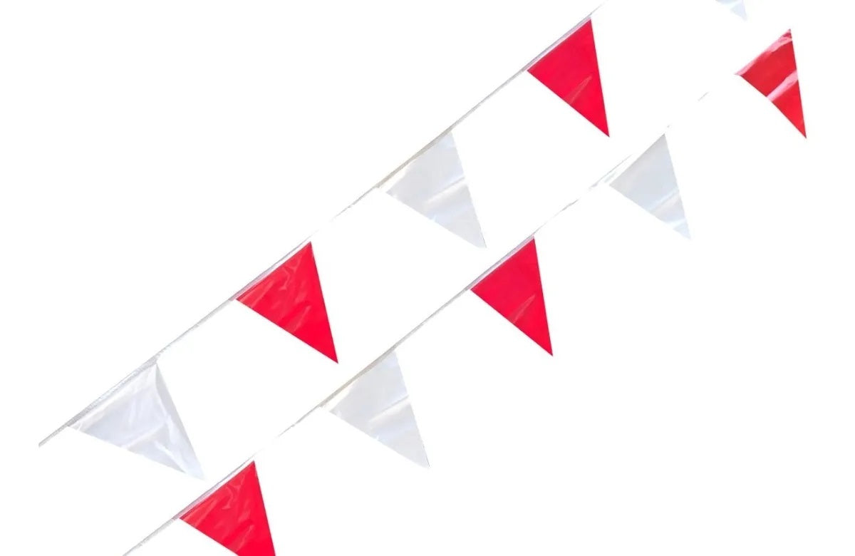 Tira de banderines triangulares en colores rojo y blanco, con guía de rafia forrada en blanco. Ideal para decorar eventos, fiestas, exposiciones, tiendas y más. Largo total de 50 metros con 84 banderines.