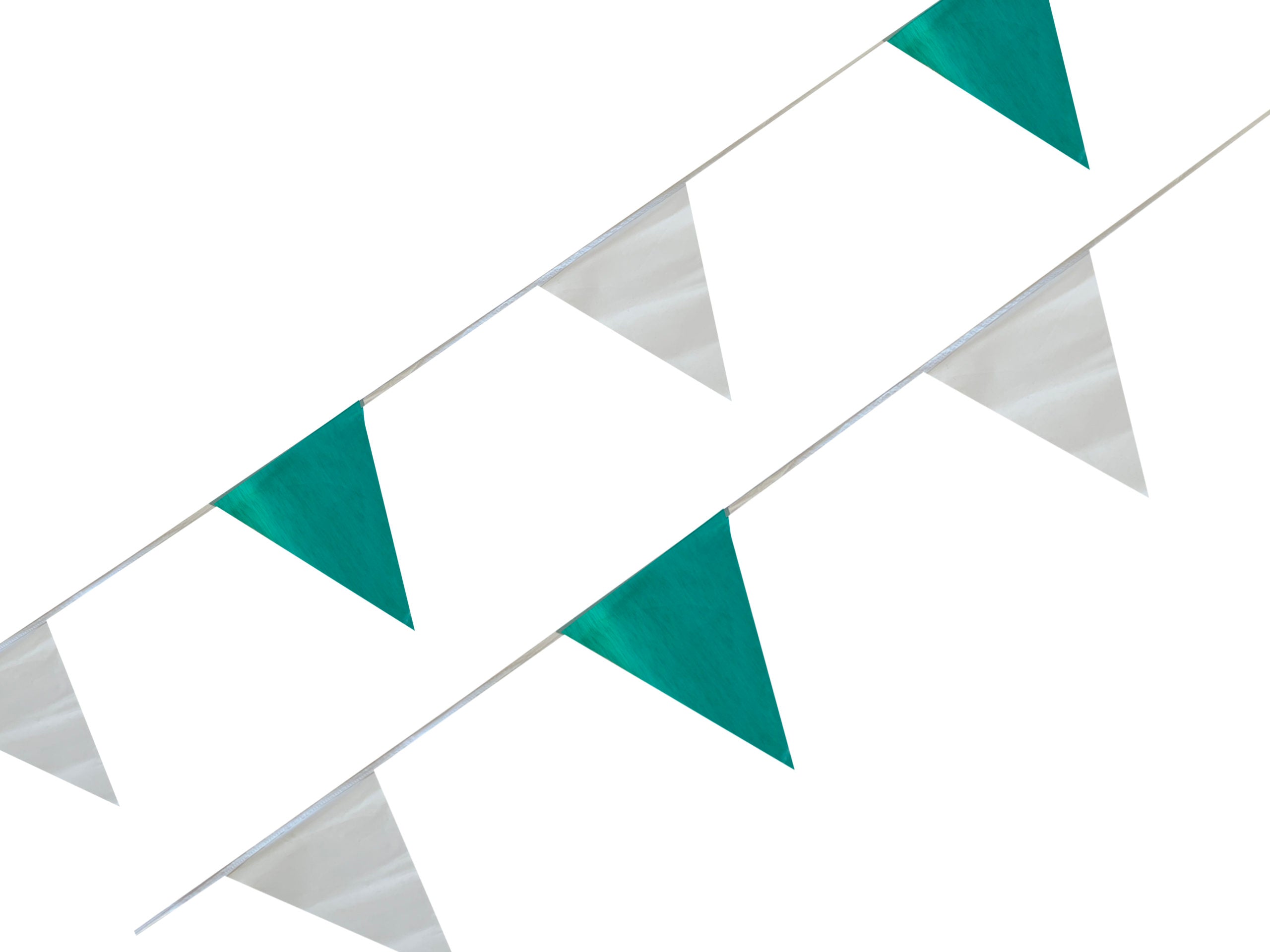 Tira de banderines triangulares en colores verde bandera y blanco con guía de rafia blanca, ideal para decoración de eventos, fiestas temáticas, tiendas, exposiciones y exteriores, largo total 50m con 84 banderines.