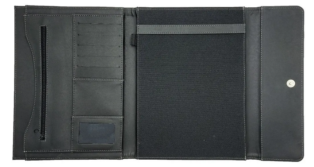 Fólder ejecutivo tamaño carta de curpiel, con múltiples bolsillos, portablok, portapluma y cierre imantado. Ideal para organizar documentos y tarjetas en oficina.
