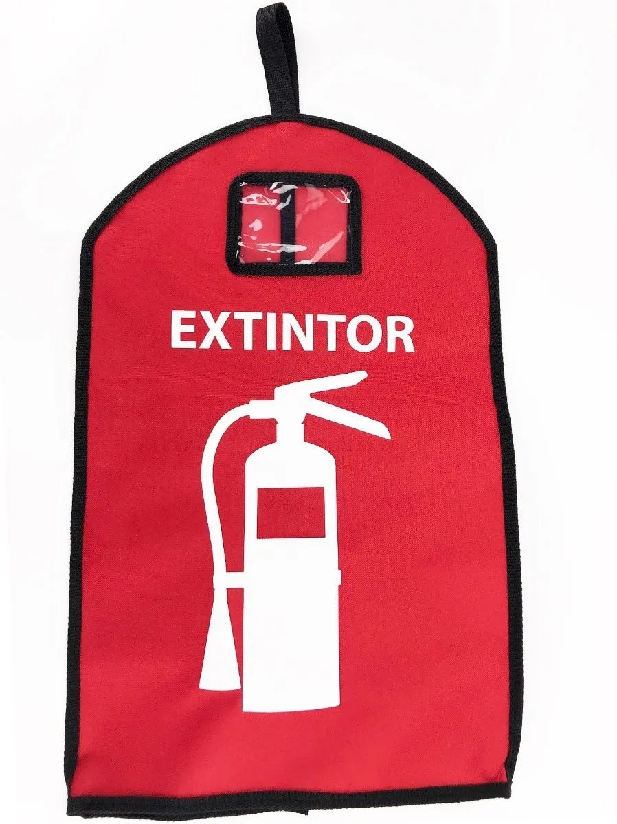 Funda protectora roja para extintores de 6 kg, fabricada en poliéster impermeable con ventana transparente para ver el medidor y jareta superior para fácil acceso en emergencias. Ideal para exteriores y condiciones de mucho polvo o tierra.