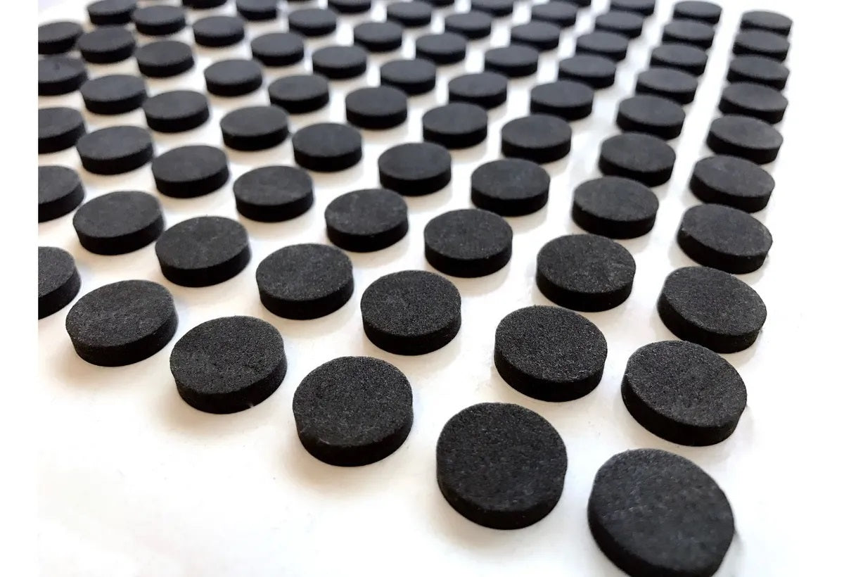Hoja de botones de espuma EVA (foamy) autoadhesivos en la parte poserior para CD, DVD y discos, con suaje a medio corte. 15 mm de diámetro y 2 mm de espesor, para discos y material promocional, en color blanco y negro