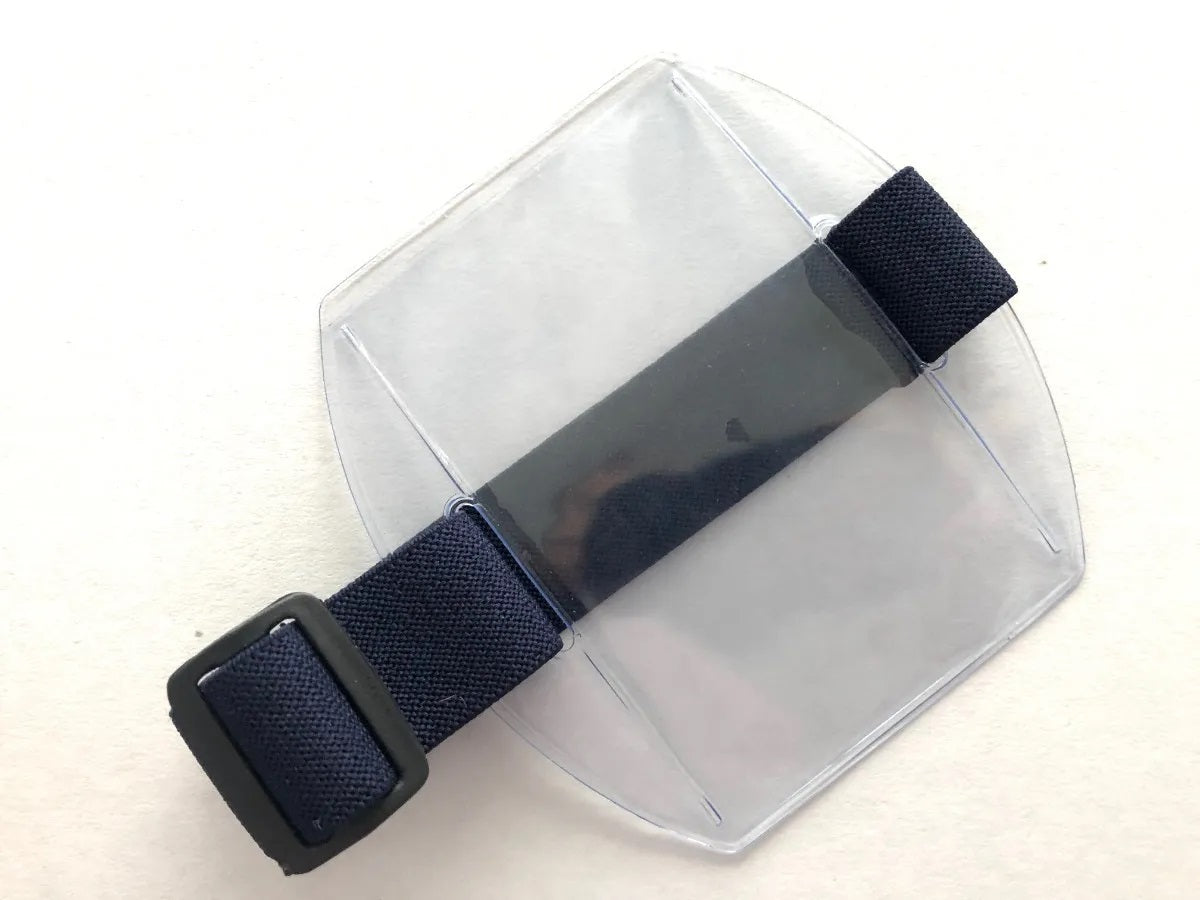 Portagafete en vinil cristal transparente con cinta elástica ajustable y deslizador, ideal para operadores en áreas móviles y maquinaria en movimiento, resistente y seguro