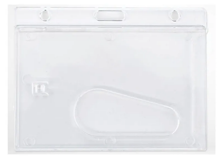 Porta gafetes rígido en disposición horizontal, resistente y durable, con orificios para gancho, yoyo, cordón o caimán. Ideal para credenciales estándar 8.5 x 5.5 cm en oficinas, eventos y empresas.