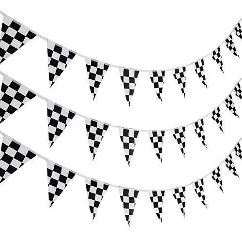 Paquete de 3 tiras de banderines de polietileno con diseño de cuadros negros y blancos estilo carreras, ideales para decoración de fiestas o negocios; 50 metros por tira, 150 metros en total.