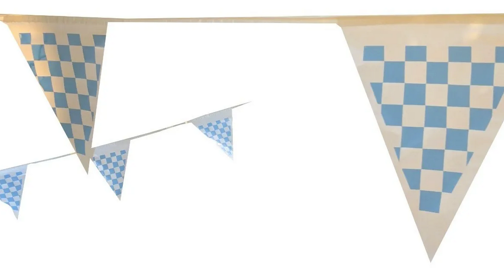 Tira de banderines plásticos de 50 metros con diseño de cuadros azul cielo tipo carreras, ideal para eventos deportivos, fiestas y cumpleaños.