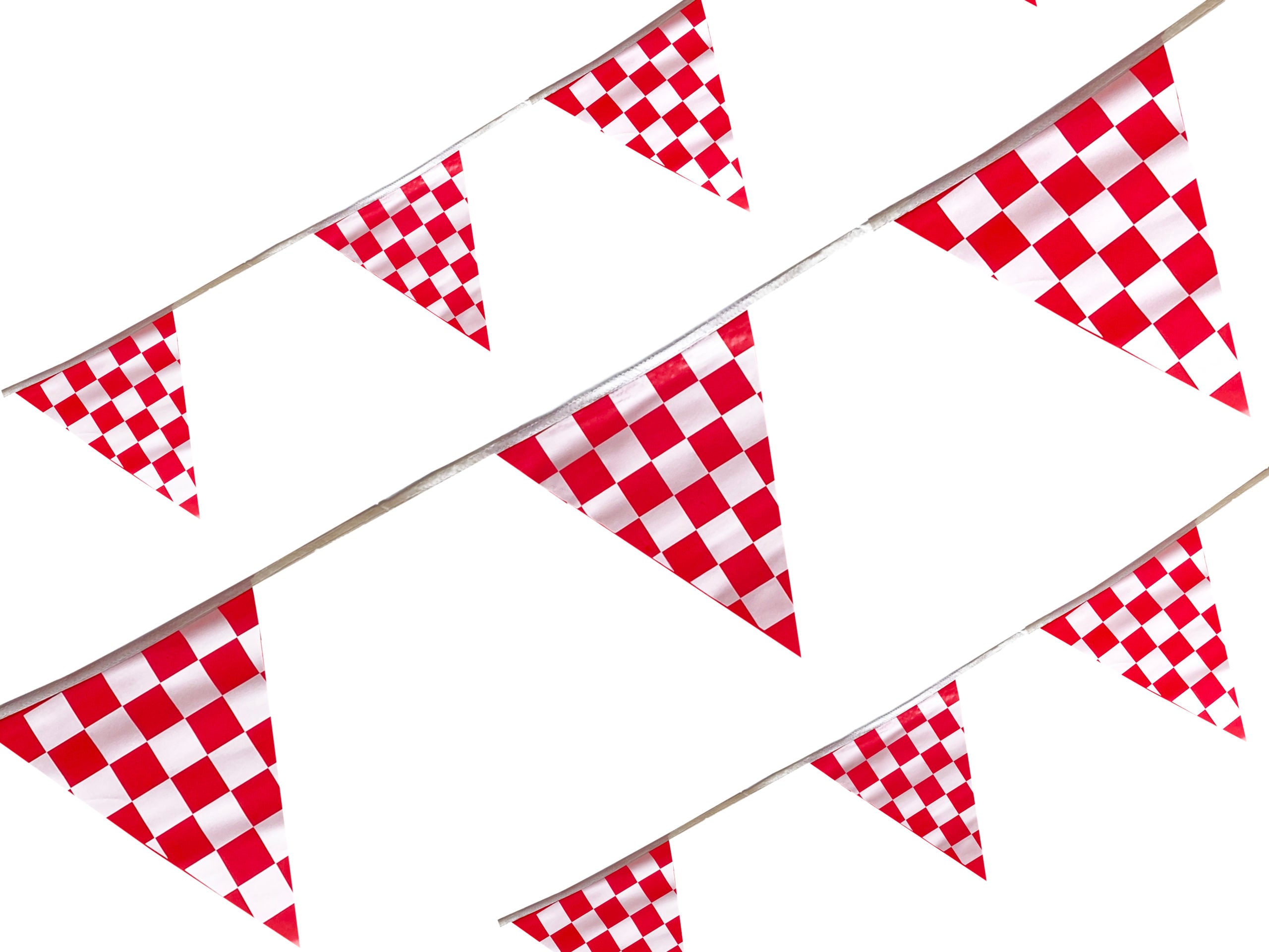 Tira de banderín de plástico polietileno de 50 metros con diseño impreso a cuadros rojos y blancos, ideal para eventos deportivos y decoración de fiestas, con 85 banderines de 34 cm de largo y 28 cm de ancho, apta para exteriores.