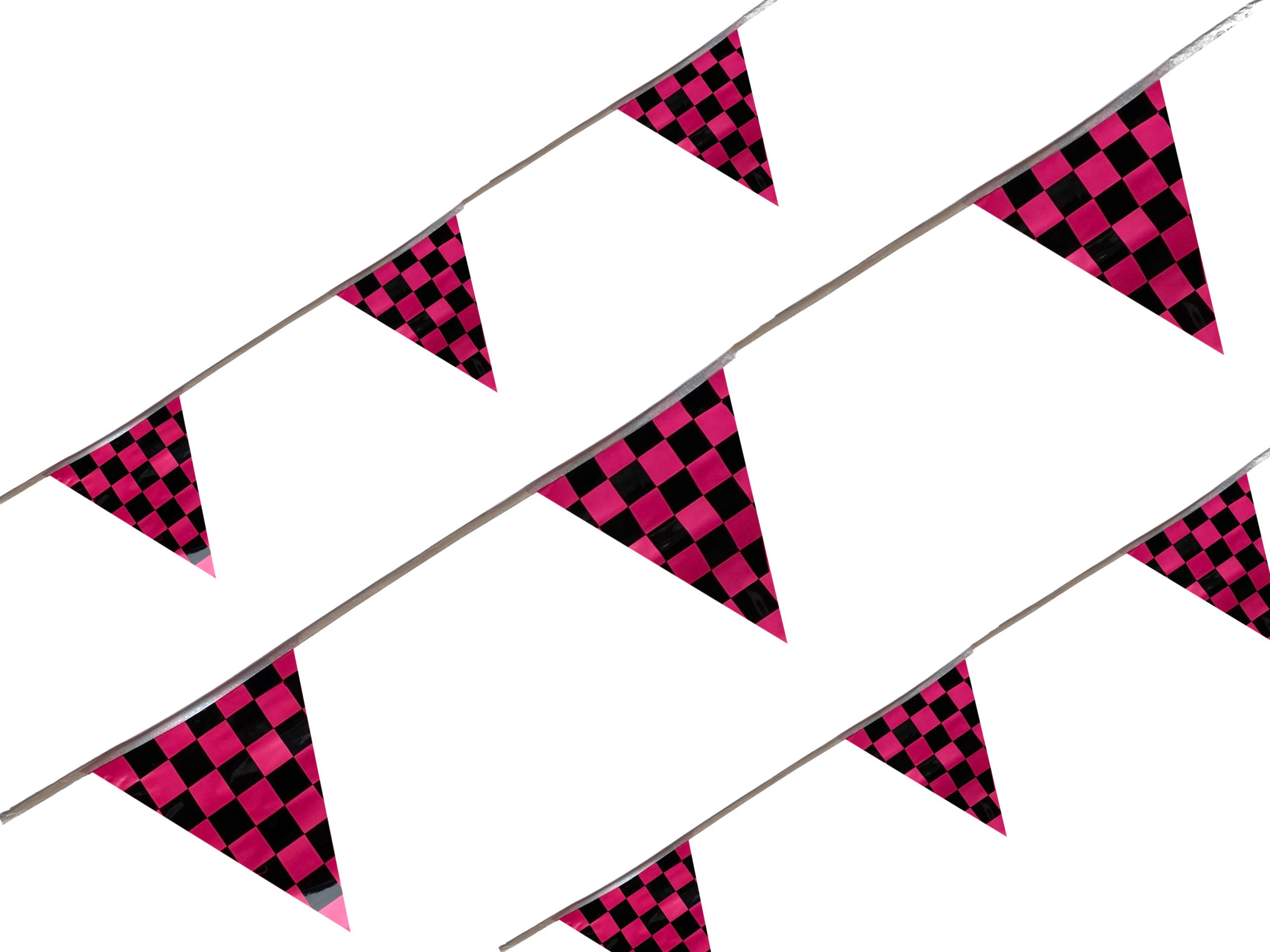 Tira de banderín de plástico polietileno de 50 metros con diseño impreso a cuadros rosa mexicano y negros, ideal para eventos deportivos y decoración de fiestas, con 85 banderines de 34 cm de largo y 28 cm de ancho, apta para exteriores.