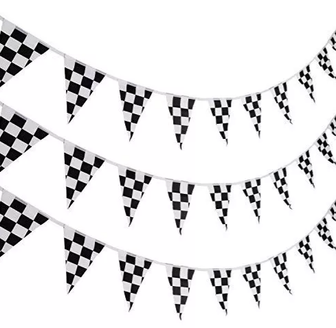 Tira de banderín de plástico polietileno de 50 metros con diseño impreso a cuadros negros, ideal para eventos deportivos y decoración de fiestas, con 85 banderines de 34 cm de largo y 28 cm de ancho, apta para exteriores.
