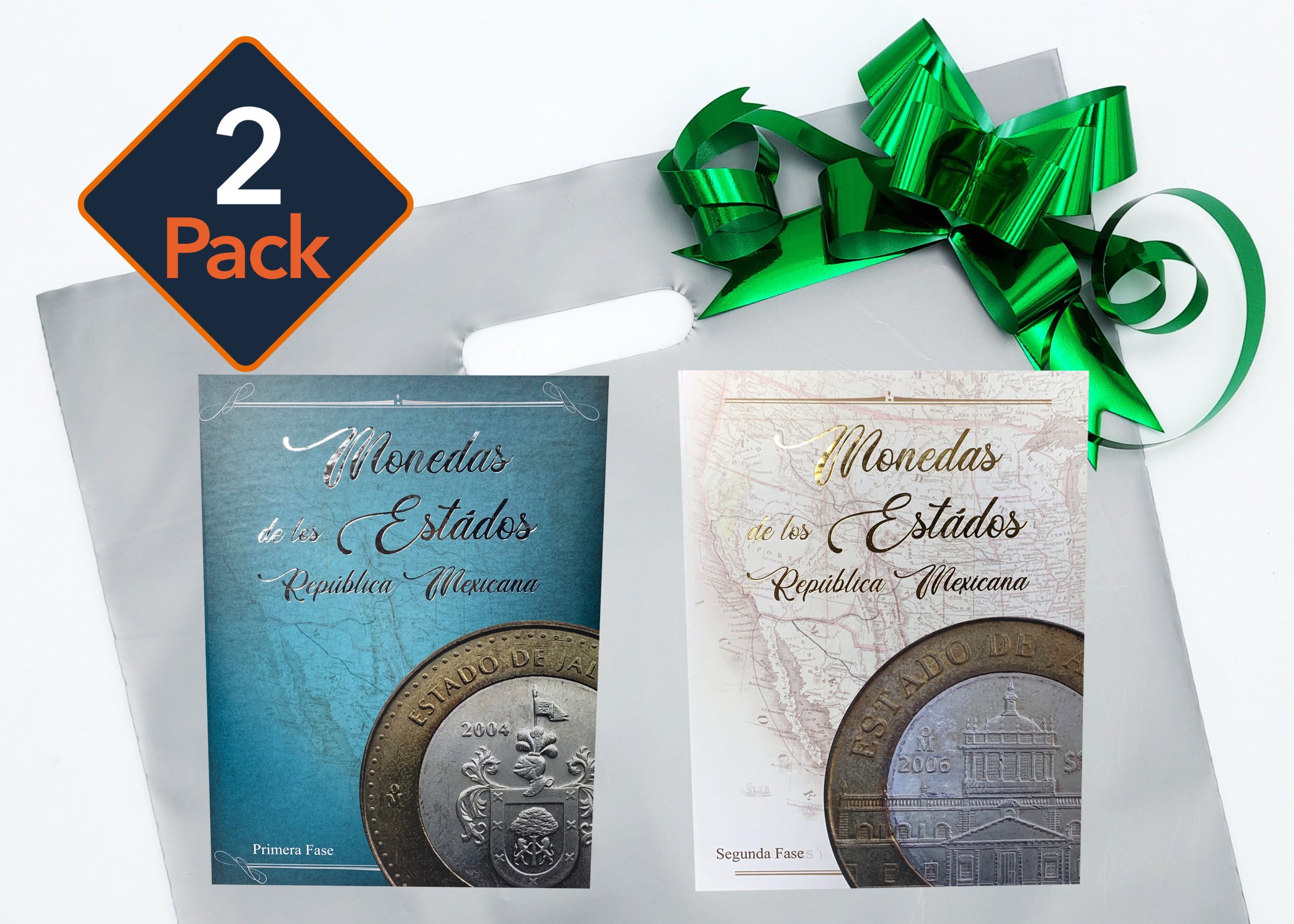 Set de regalo con dos coleccionadores de monedas mexicanas bimetálicas de 100 pesos, de las fases heráldica y emblemática, con álbum empastado en cartón, ideal para coleccionistas y especialistas numismáticos. El set incluye bolsa para regalo y moño metálico, ya empacado listo para enviarse.