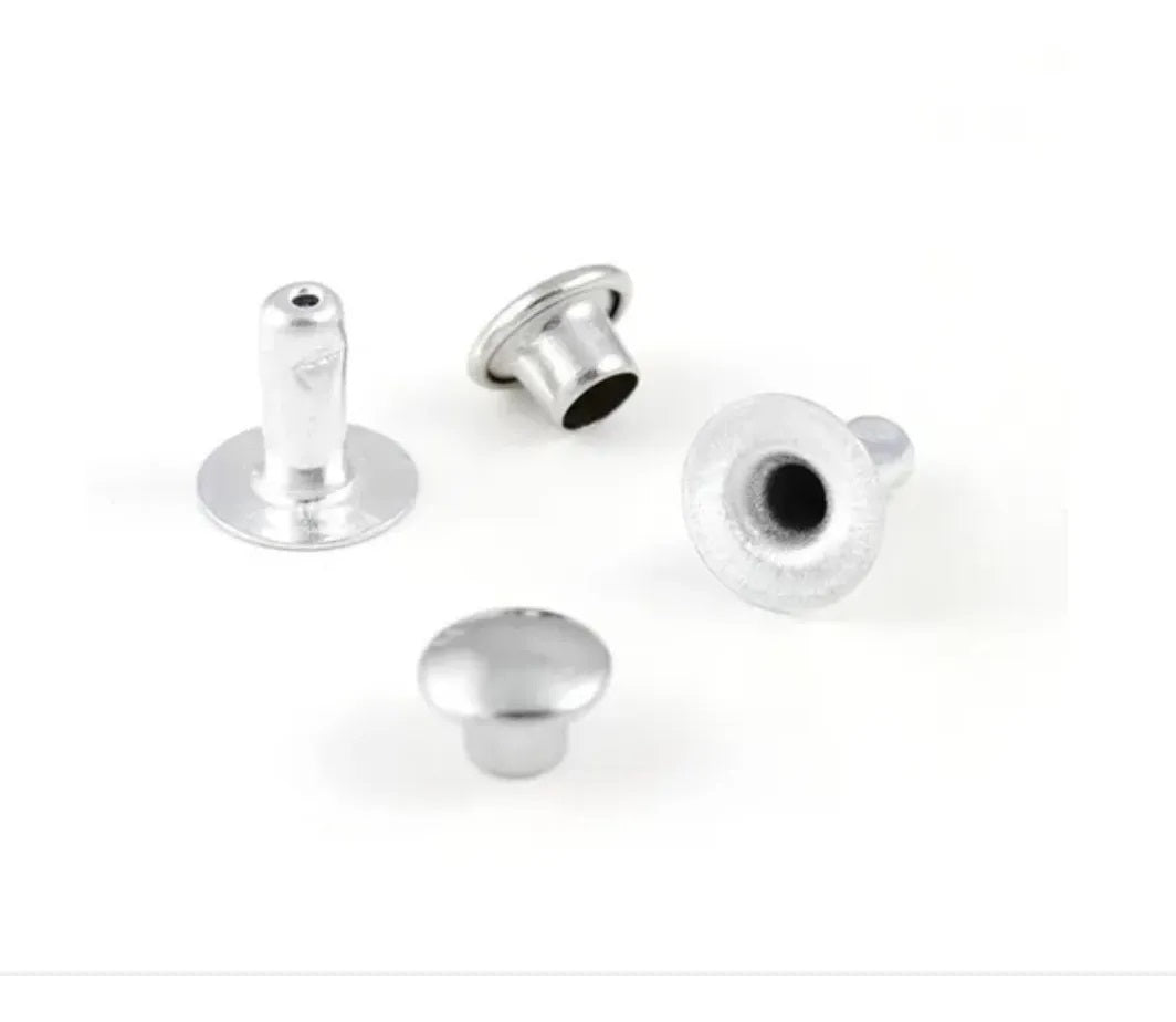 Remache rápido No. 34.5 acabado níquel con cabeza y espiga de 9 mm, diseñado para unir materiales ideal para marroquinería, talabartería y papeleria en carpetas y tablas.