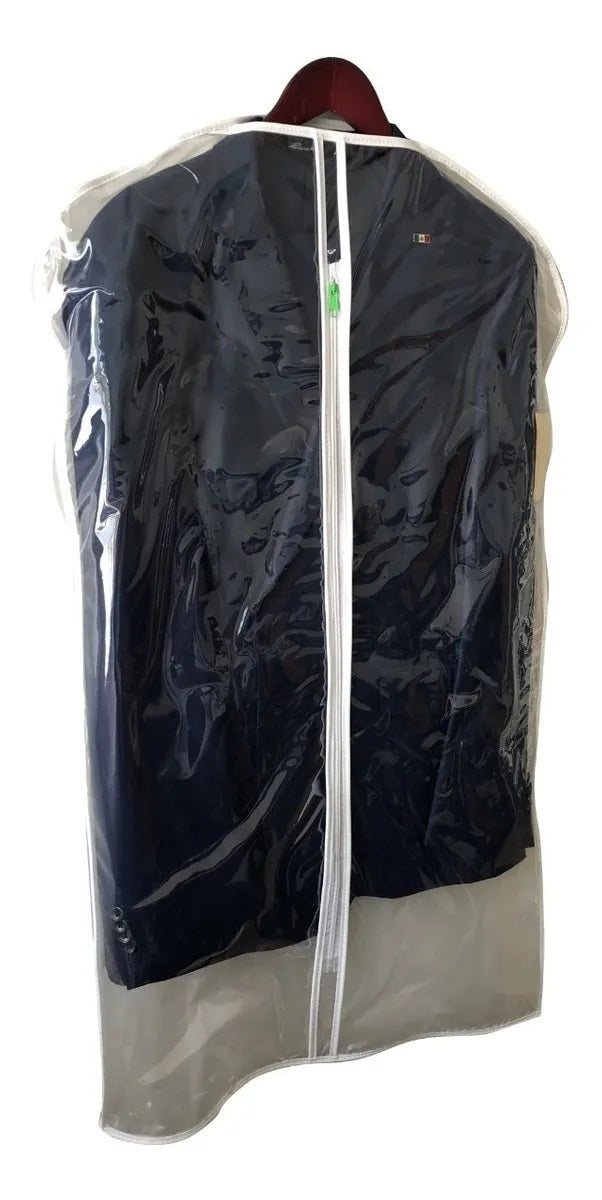 Set de 3 portatrajes en vinil cosido, con frente transparente y respaldo translúcido, ideal para almacenar y transportar ropa, con cierre frontal verde y bolsillo para identificación